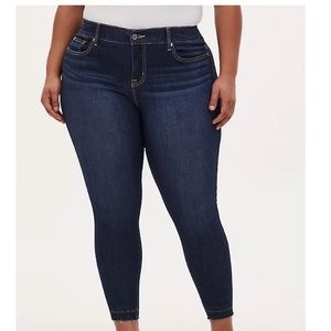 TORRID BOMBSHELL SKINNY JEAN PREMIUM STRETCH